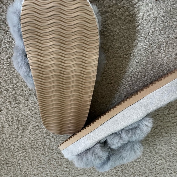 NWB Cozy Gray Faux Fur Women's Slippers - Picture 3 of 6